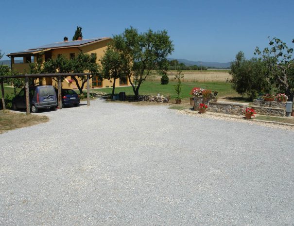 Il parcheggio con il pozzo-lavatoio